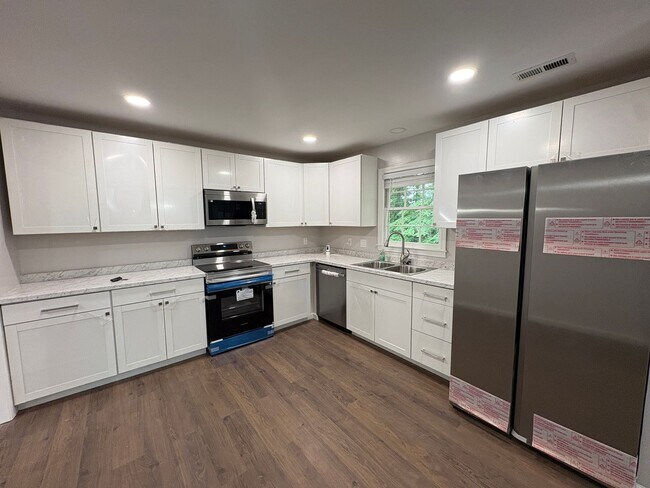 Building Photo - Spacious Living in a Great Location