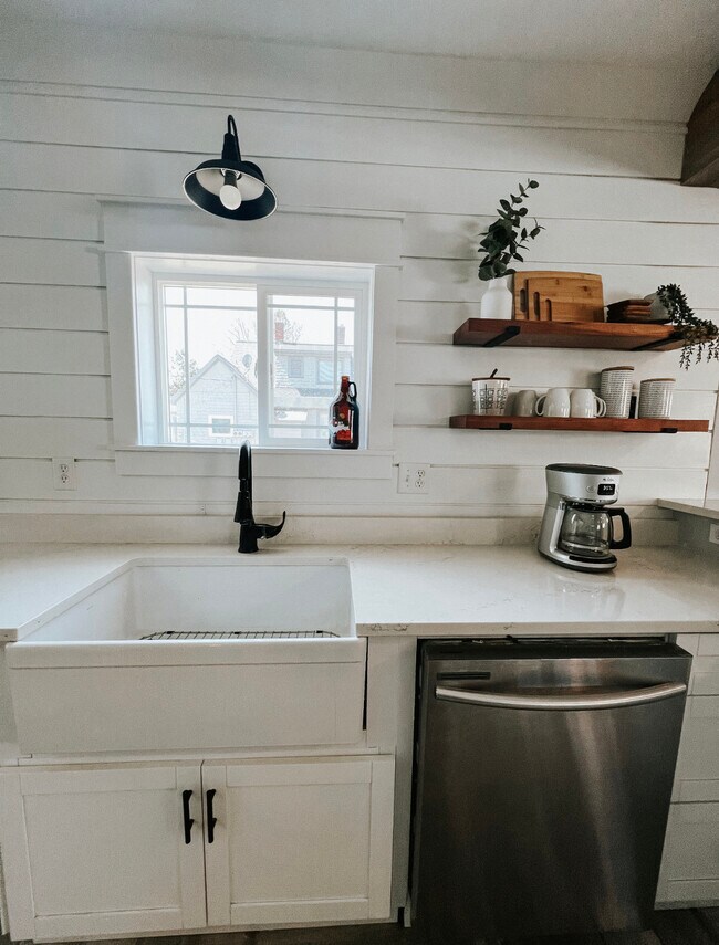 Disponemos de un amplio fregadero de cocina y lavavajillas. - 624 Park St