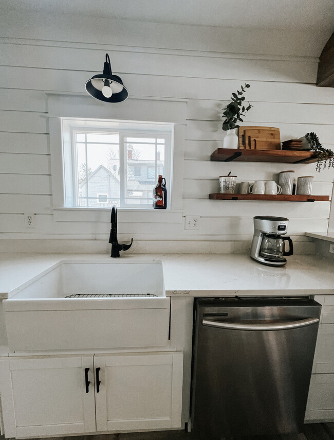 We have a large kitchen sink and a dishwasher. - 624 Park St