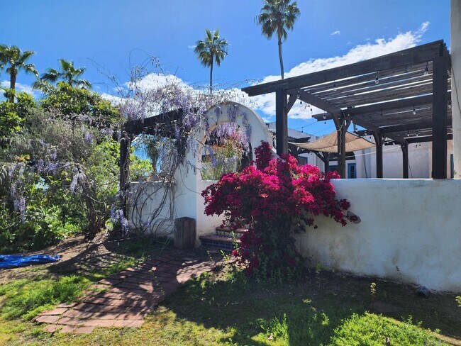 Foto del edificio - 9220 Tropico Dr