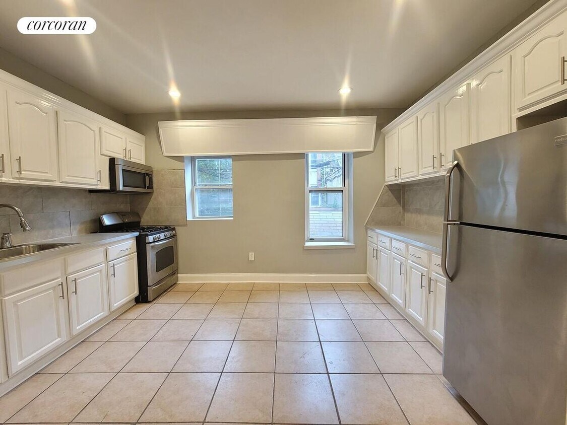 Foto principal - 656 MacDonough St