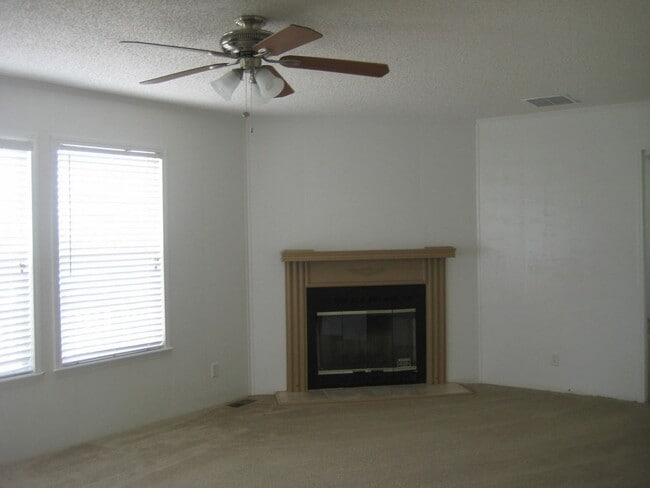 Building Photo - Beautiful Home in the Richlands area.