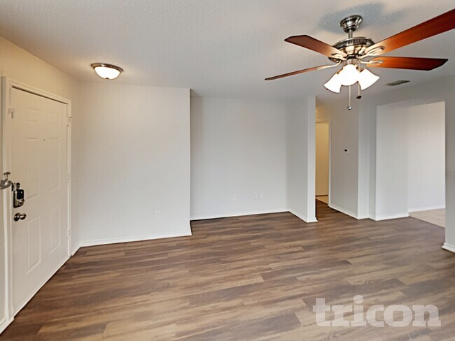 Foto del edificio - 4604 Palm Ridge Dr