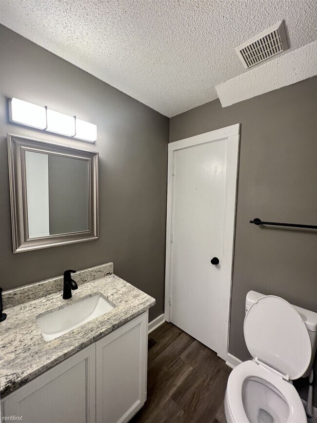 Building Photo - 2 br, 1.5 bath Townhome - 4300 Bayliner Dr