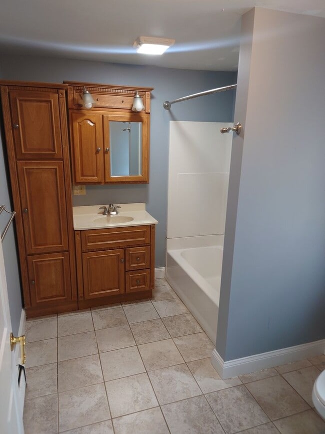 Building Photo - 2 Bedroom Single Cottage Family Home in Wo...