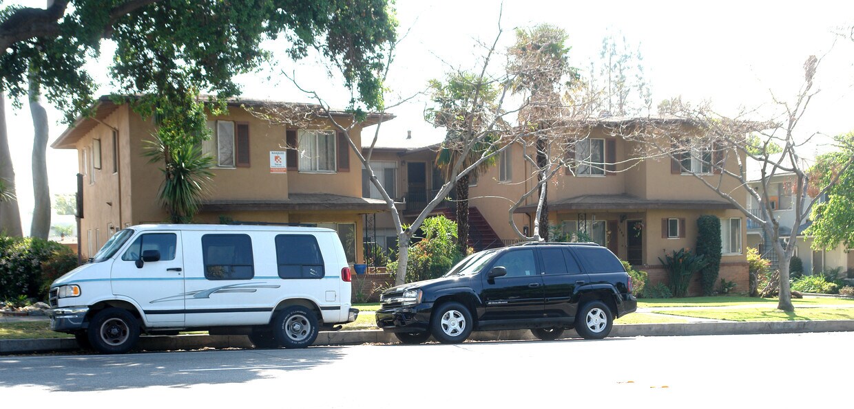 Building Photo - 1290 N Altadena Dr