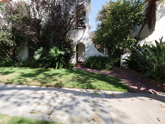 Building Photo - 170 1/2 N Almont Dr