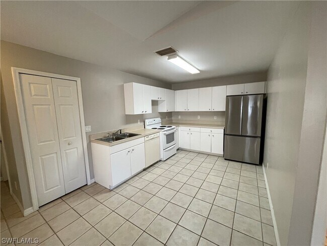 Foto del edificio - 5040 Jones Dr