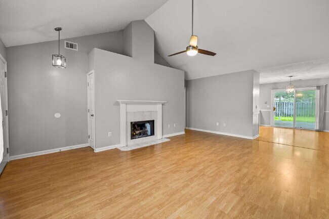 Foto del edificio - Charming All-Brick Home with Garage & Covered Patio!