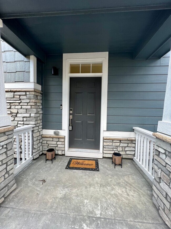 Building Photo - Almost New 3BD 2.5Bath Townhouse