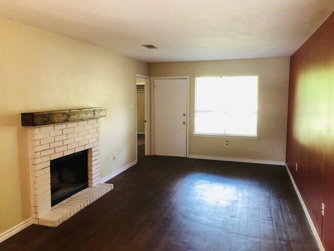 Building Photo - 2405 Long Dr