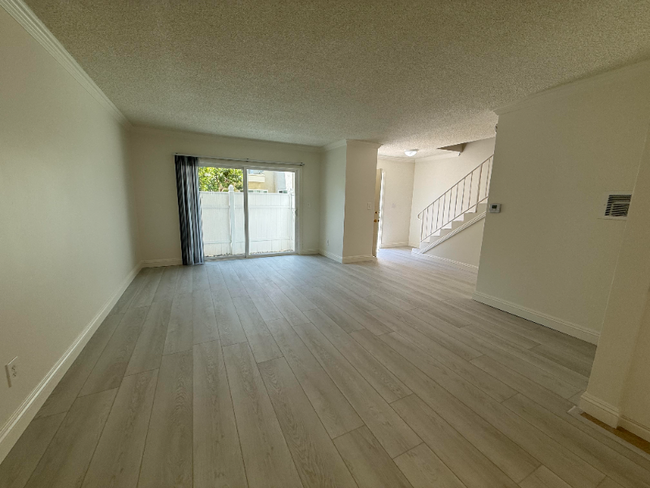 Building Photo - 5480 Aurora Dr