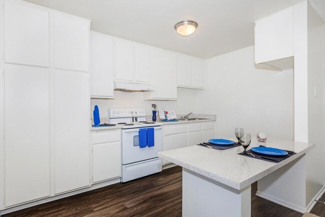 Foto del edificio - Pacific View Apartment Homes