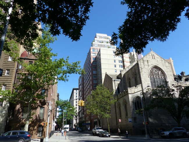 Building Photo - Super Sunny 1 BD, Panoramic Windows, Gut R...