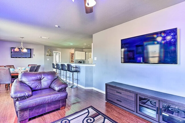 Foto del edificio - Room in House on Canyon Oaks Dr