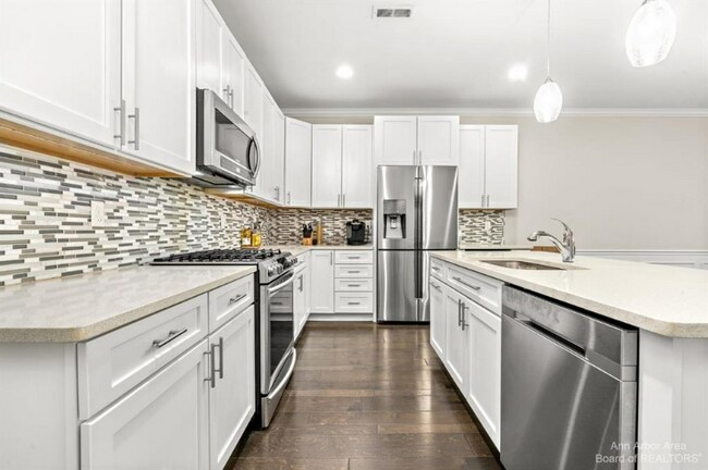 Foto del edificio - 5570 Arbor Chase Dr