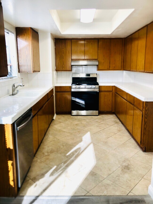 Kitchen - 308 N Chester Ave