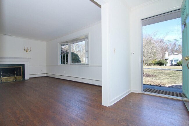 Building Photo - 10 Dater Ln