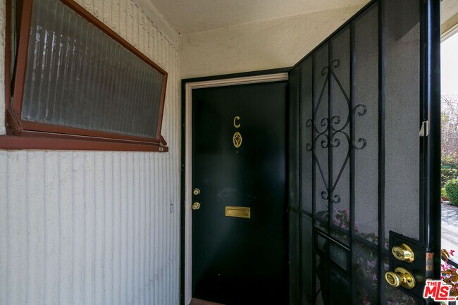 Foto del edificio - 535 S Sierra Madre Blvd