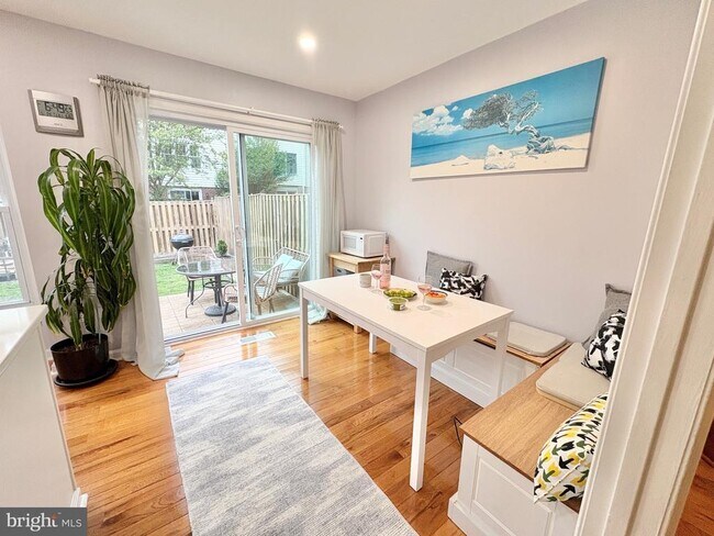 Foto del edificio - 9710 Lakepointe Dr