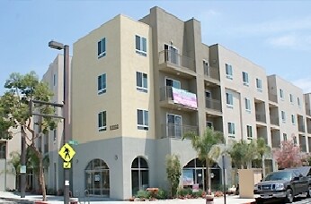 Foto del edificio - Hollydale Plaza Apartments