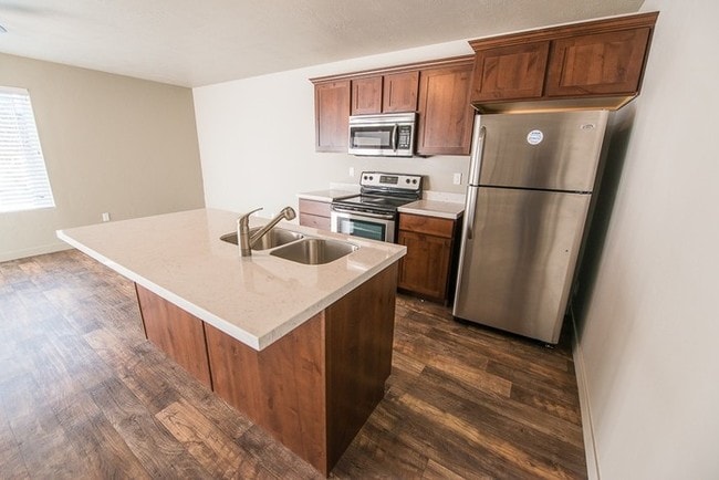 Foto del edificio - Beautiful Townhome with 2-Car Garage!