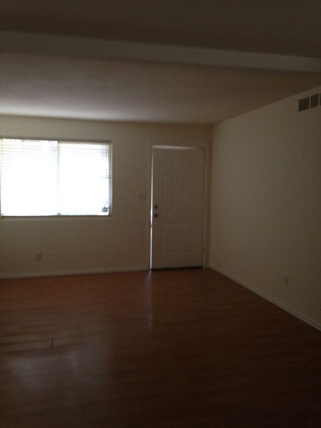 Building Photo - 1 bed/bath unit close to everything!