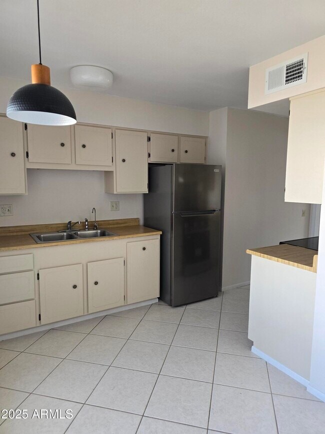 Building Photo - 9714 W Mockingbird Dr