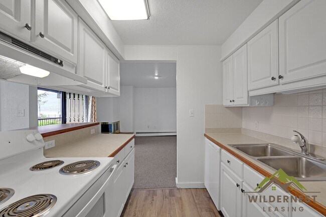 Building Photo - Lake Cliffe Condo -2 Bedroom/2 Bath Across...