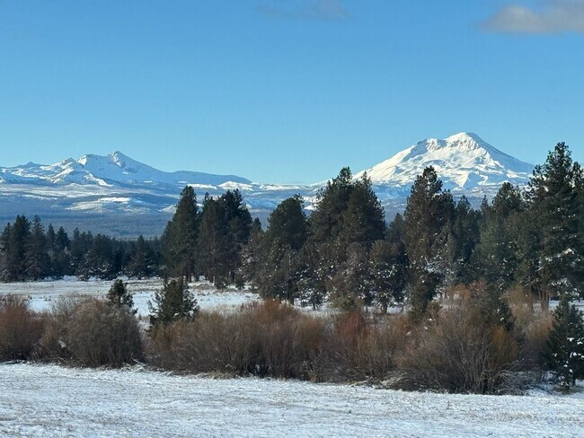 Foto del edificio - HUGE Custom-Designed Dream Home bordering ...