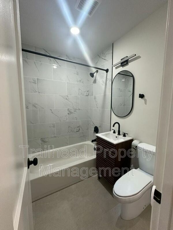 Foto del edificio - 6437 Brookside Rd