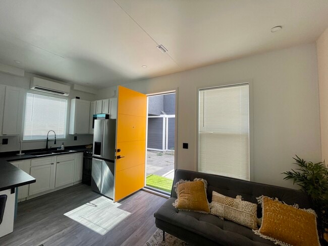 Building Photo - 1170 W 37th Dr
