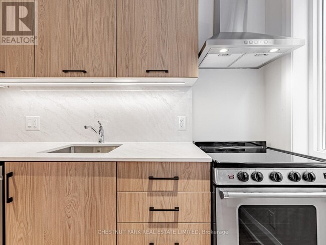 Building Photo - 2528-2528 Yonge St