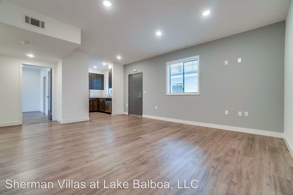 Foto principal - 16836 Sherman Way
