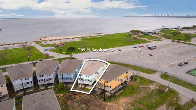 Building Photo - 709 N Bayshore Dr