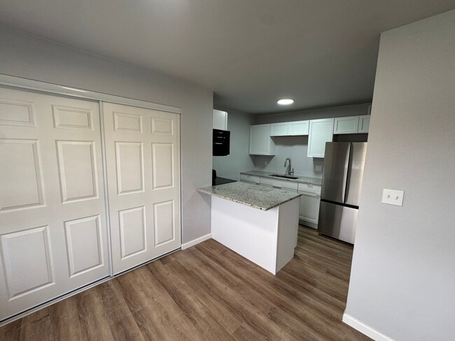 Dining Area - 616 E State St