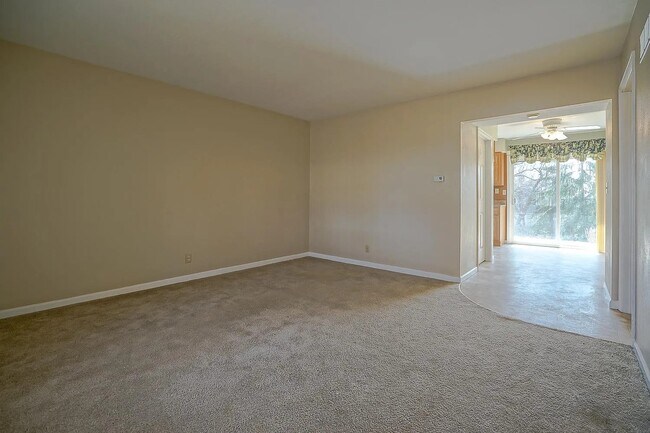 Foto del edificio - 1726-1728 W Blue Spruce Court