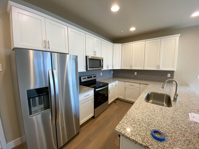 Foto del edificio - Stunning 4-Bedroom Duplex in Desirable Alp...