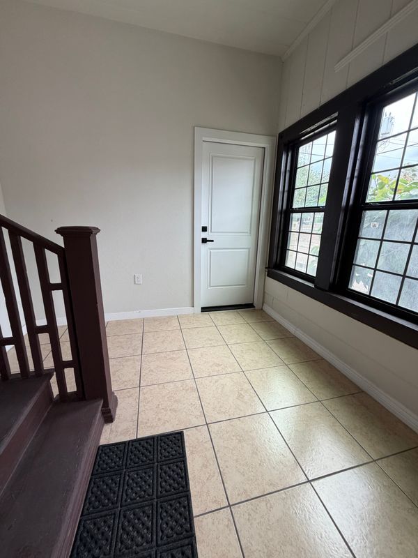 Foto del edificio - 221 E 3rd St