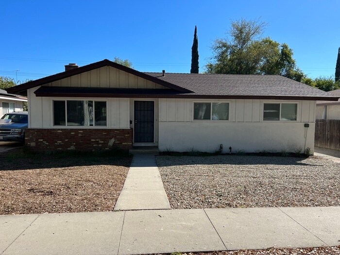 Primary Photo - 1135 E Alexander Ave
