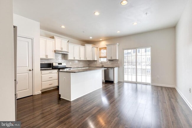 Foto del edificio - 8349 Daydream Cres