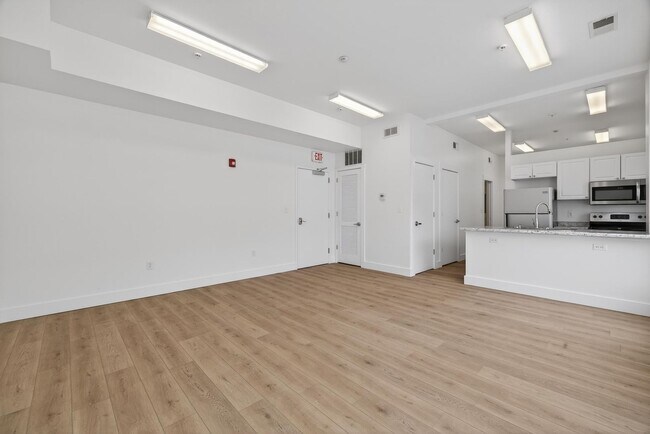 Building Photo - 116 E 3rd St