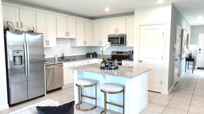 Building Photo - 1602 Fan Palm Dr