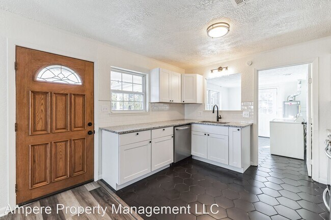 Building Photo - 3 br, 1 bath House - 113 N Giles Rd