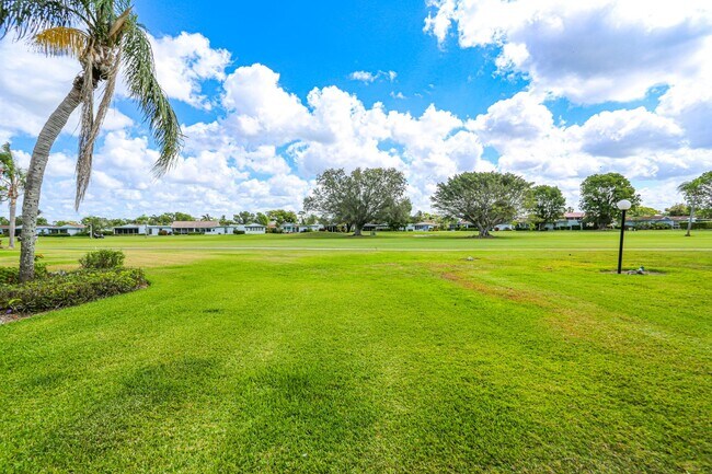 Foto del edificio - **LOVELY LAKEWOOD CONDO**ANNUAL RENTAL***AVAILABLE FURNISHED OR UNFURNISHED**