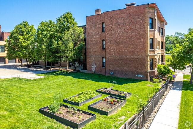 Building Photo - 1503 Pleasant St