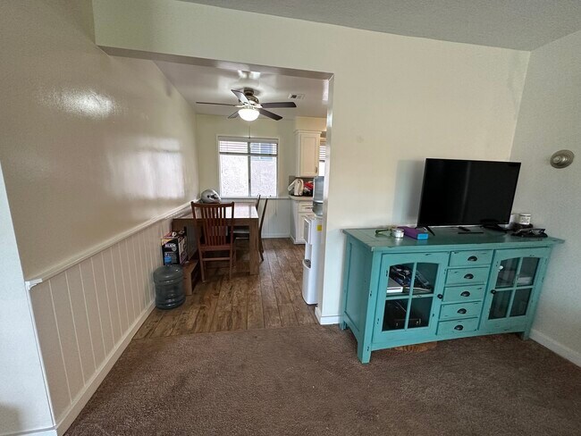 Building Photo - 302 Avenida Del Mar