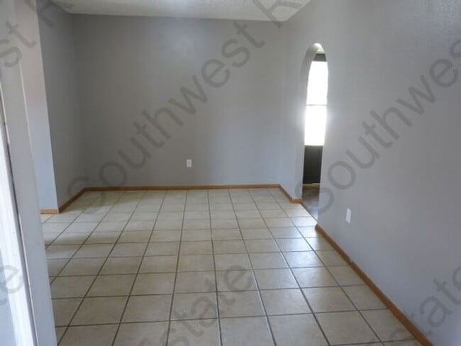 Building Photo - Spacious 3 bedrooms 2 baths home with 2 car garage