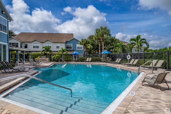 Piscina estilo resort con terraza para tomar el sol - Calais Park Apartments