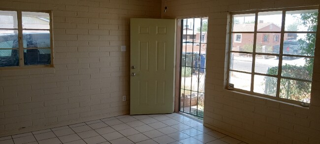 Building Photo - 3018 E Norton Vista